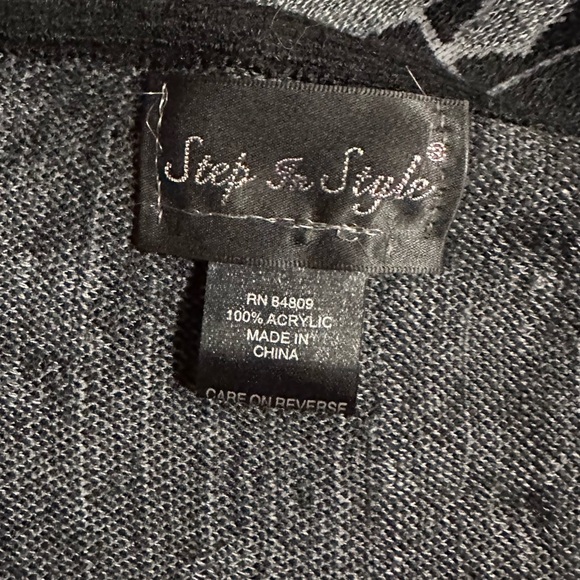 Beautiful Aztec Wrap with Faux Fur - Picture 13 of 16